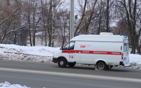 Мать оставила детей с пьяными мужчинами, ребенок получил ожог