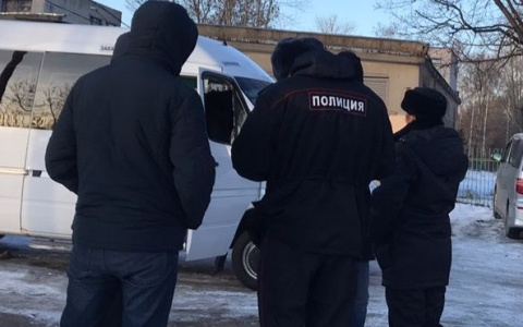 Подростки завели «семерку» с помощью обычного ножа и поехали таранить припаркованные машины