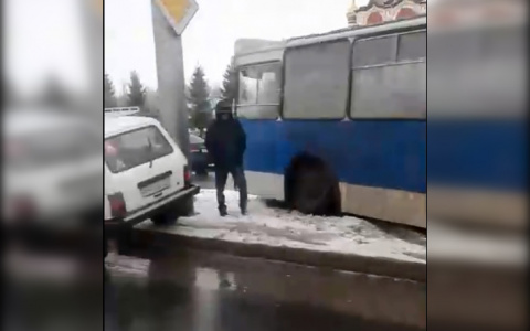 Троллейбус с пассажирами вылетел с дороги на Тракторостроителей