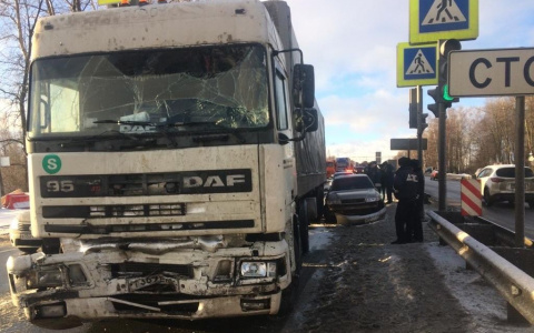 В Чебоксарском районе фура врезалась в микроавтобус, пострадали 4 человека