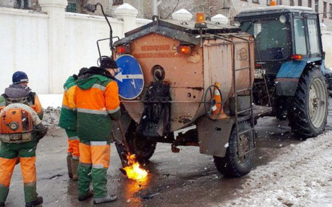 Асфальт в Чебоксарах рушится, по мнению чиновников, из-за перепадов температуры