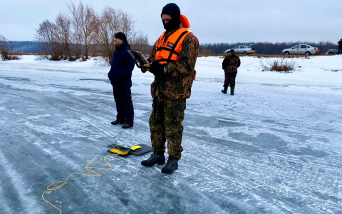 Подо льдом Волги следователи два дня искали тело пропавшего человека