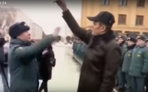 Игнатьев и подпрыгивающий за ключами пожарный прославились на всю Россию