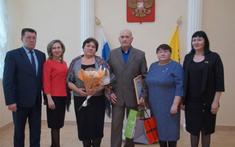 В Чебоксарах супруги отметили "золотую свадьбу": "За 50 лет чувства не угасли"