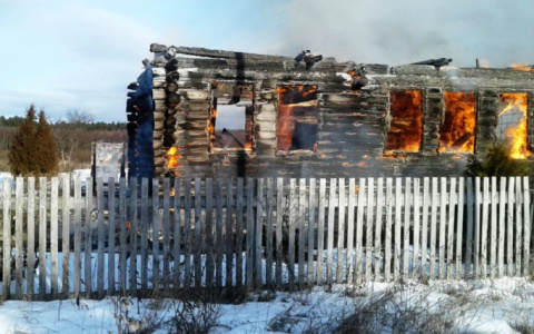 В Чувашии сгорело сразу два частных дома: "Соседние жилые здания от огня отстоять удалось"