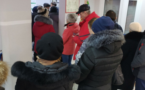 Толпа безработных ошибочно направилась в центр занятости за пособием в 10 тысяч рублей