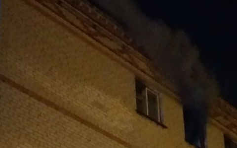 В центре Чебоксар горит здание общежития