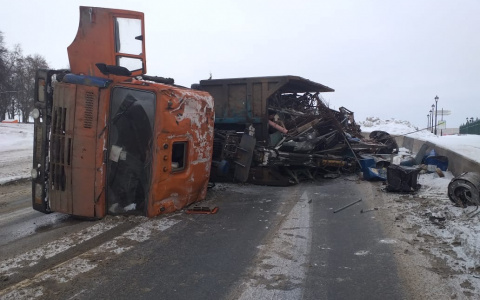 Перевернувшийся грузовик с металлоломом перекрыл дорогу у монастыря