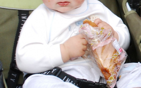 Маленький мальчик нуждается в любящей семье, его гулящую мать лишили родительских прав