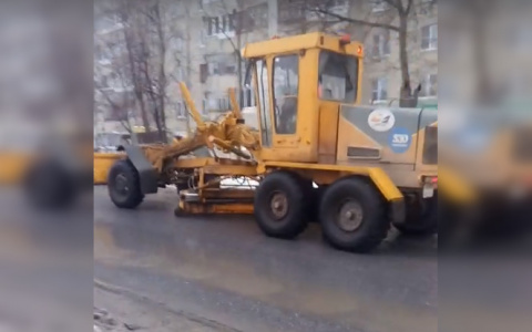 Грейдеры скребут мокрый асфальт в Чебоксарах из-за бесснежной зимы