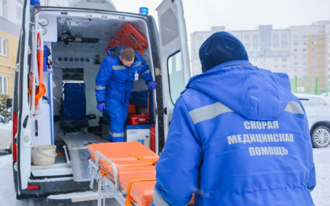 Врачи скорой помощи возмущены требованием надевать бахилы в квартире