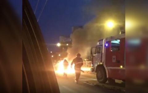 В Чебоксарах прямо на проезжей части сгорел автомобиль