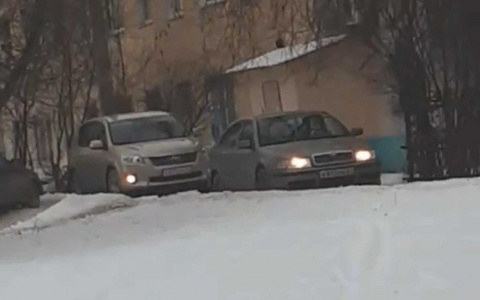 В Чебоксарах закрытую дорогу начали объезжать по обочине и через дворы