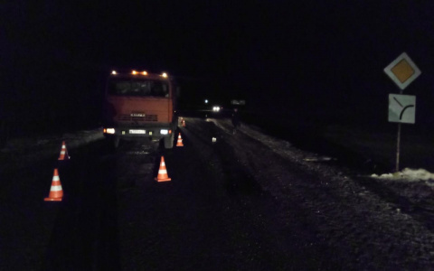 КамАЗ сбил голосующую на дороге женщину