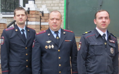 Трое полицейских ночью разбудили и эвакуировали дом, где загорелась занавеска