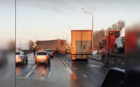 В Моргаушском районе образовалась пробка после массового столкновения грузовиков