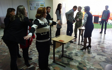 Мужчин и женщин разделили на шеренги, обыскали и отобрали телефоны перед сдачей ЕГЭ