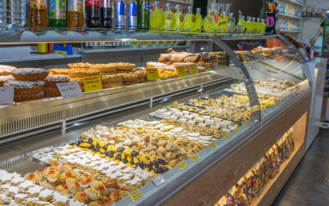 В Чувашии мужчина накупил сладостей на "прикольные" деньги и получил на сдачу 1500 рублей