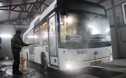 В Чебоксарах за грязные автобусы перевозчики отвечают рублем
