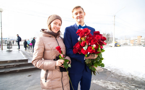 Красные розы дарили чебоксаркам на улице к старту шоу «Холостяк» на ТНТ