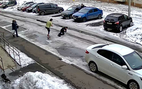 В Новочебоксарске мать швырнула школьника на асфальт в лужу, защищая сына