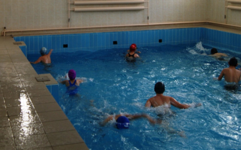 На занятии по плаванию умерла 13-летняя школьница