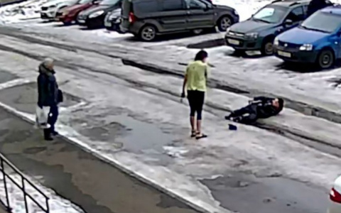 Набросившаяся на школьника женщина оказалась воспитательницей детского сада