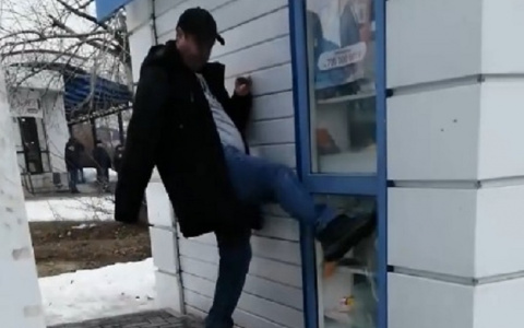 Чебоксарец нашел врага в виде киоска и начал его разбивать