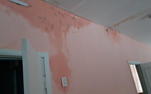 В Чебоксарах детский сад заливает через дырявую крышу: "Говорят, что денег нет"