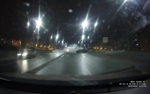 Видео момента ДТП в Садовом: "Шкоду" нарушителя закружило