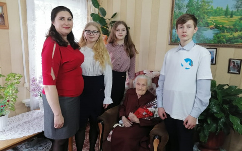 Женщину-ветерана поздравили с 8 Марта: "Окончила педучилище, а на другой день началась война"