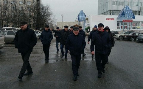 Чиновники продолжают выбираться на улицы Чебоксар из-за мусора, объявлений и шин