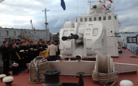 Большинство чебоксарцев против списанного корабля на Волге: "Денег больше не на что тратить?"