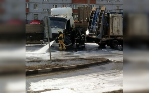 На Тракторостроителей столкнулись два КамАЗа, разлилось топливо