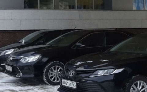 Депутат предложил перекрасить автопарк чиновников вместо машин такси