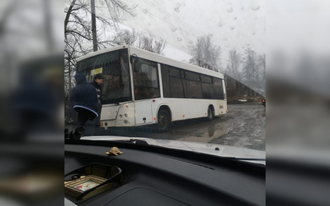 Автобус застрял в яме на Лапсарском проезде: "Вызвали спецтехнику"