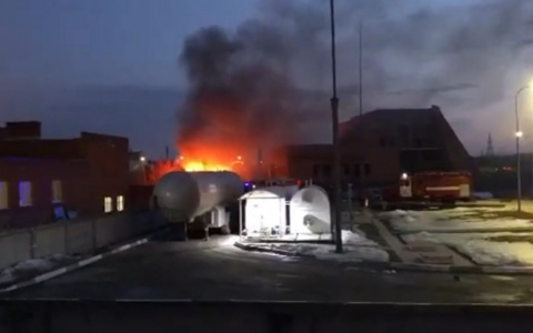 Рядом с заправкой вспыхнуло здание