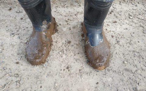 Жители чувашской деревни не могут добраться до остановки из-за весенней распутицы