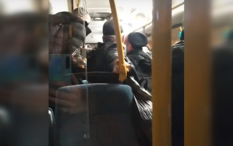 Двое мужчин подрались в чебоксарском автобусе: "Я тебе руки переломаю"