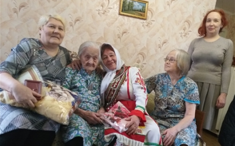 Новочебоксарке исполнилось 102 года: "Непростым физическим трудом приближала победу в войне"