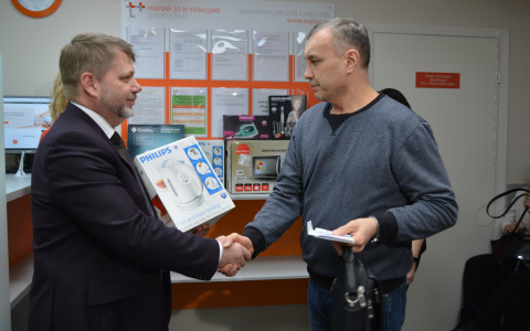 «ЭнергосбыТ Плюс» подарила добросовестным потребителям бытовую технику и сертификаты