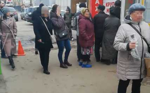 Горожане выстраиваются в очередь за крупами на чебоксарском рынке