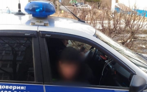 Женщине приставили к горлу нож у подъезда в Юго-Западном районе