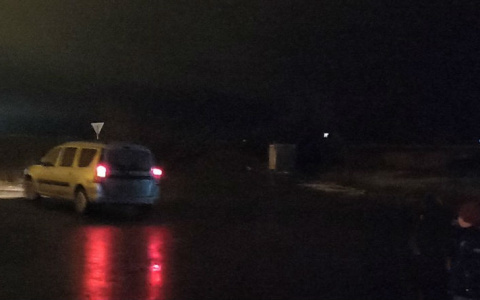 В Чувашии ребенок бегал по трассе без обуви, мать была рядом