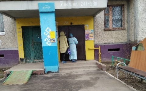 В Чебоксарах участковые врачи ходят по домам в специальных халатах