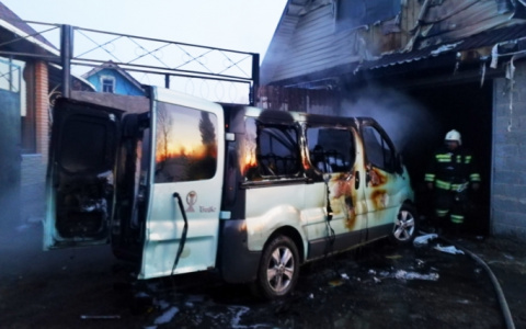 Житель Чувашии успел выкатить микроавтобус из гаража, когда тот загорелся