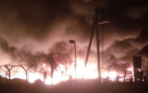 В Чебоксарах горит предприятие по производству пластика