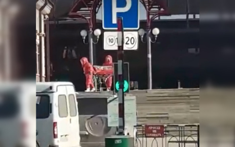 Появилось видео с вокзала, как встретили мужчину с подозрением на коронавирус