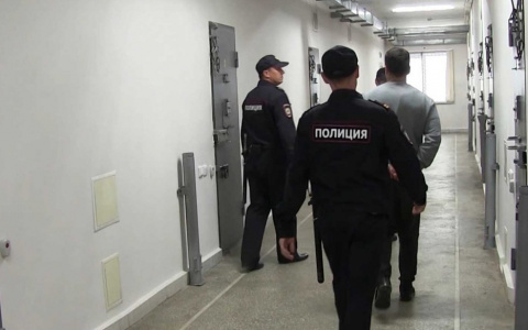 Полицейские задержали хитрого преступника, дарившего продавщицам цветы