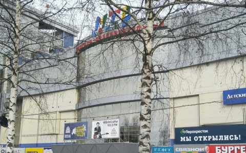 Торговые центры закрывают, оставляя только продуктовые и аптечные отделы